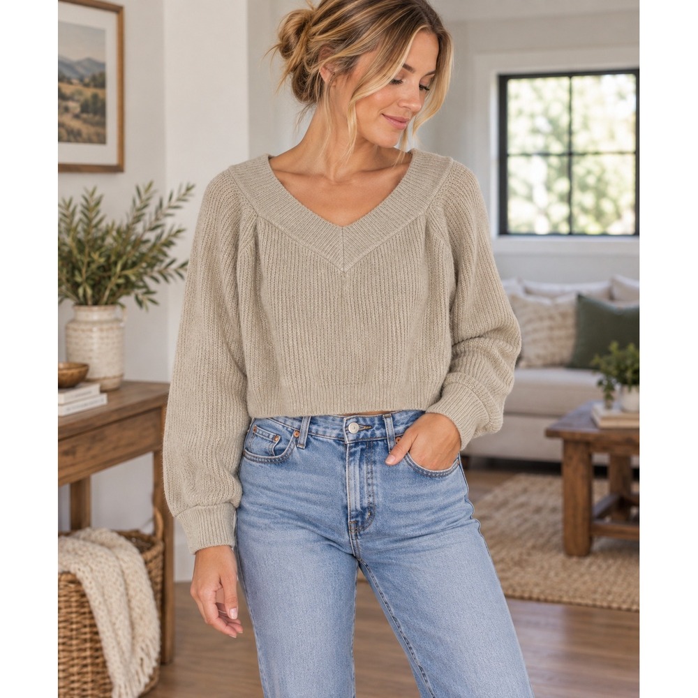 Wishlist Women's Beige V Neck Cropped Knit Sweater Size M Soft Boho Chic